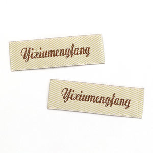 Etiquetas de <span class=keywords><strong>cinta</strong></span> de satén cosidas con logotipo de texto personalizado, etiqueta de <span class=keywords><strong>nombre</strong></span> plegable personalizada, etiqueta tejida impresa, etiqueta lavable de cuidado lavable - Product Image 5