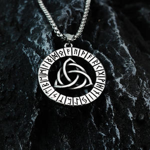 Vente en gros Collier pendentif <span class=keywords><strong>celtique</strong></span> hypoallergénique en acier inoxydable résistant au ternissement <span class=keywords><strong>mythologie</strong></span> <span class=keywords><strong>nordique</strong></span> runes vikings - Product Image 1