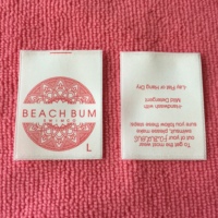 Étiquette en satin rose avec logo imprimé, étiquette d'entretien pour vêtements à prix abordable pour robe