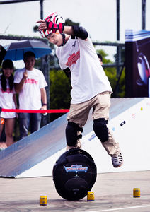 Scooter auto-équilibré <span class=keywords><strong>Inmotion</strong></span> <span class=keywords><strong>V5F</strong></span> 25 km/h 35-40km, Scooter électrique auto-équilibré rapide à une roue - Product Image 5