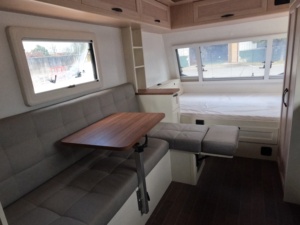 Caravane compacte et légère <span class=keywords><strong>de</strong></span> style moderne <span class=keywords><strong>pour</strong></span> 4 personnes, <span class=keywords><strong>camping</strong></span>-car portable <span class=keywords><strong>pour</strong></span> voyages en solo et en couple - Product Image 4