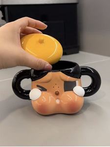 Popmart CRYBABY Tasse en céramique Bébé qui pleure Or brun Personnalité créative Mignon Cadeau d'<span class=keywords><strong>anniversaire</strong></span> surprise Décoration Boîte mystérieuse - Product Image 2