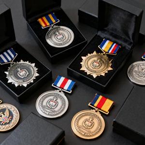 Juego de medallas de estilo oficial con acabado chapado Premium personalizado, colección de lujo, broche decorativo, medalla de insignia con caja de regalo - Product Image 2