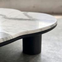 Table basse en marbre blanc en forme de nuage, base cylindrique en bois massif, table centrale en marbre irrégulier en forme de pétale pour salon, villa, maison