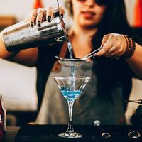 Passoire à cocktail 4 branches en acier inoxydable, écologique, à ressort haute densité, pour un versement fluide, compatible avec les shakers Boston et les ustensiles de bar.