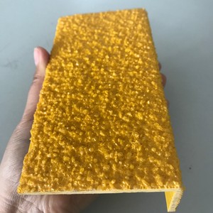Nez de marche en FRP de qualité inégalée, finition jaune et noire, pour marches en béton, moulage de marche en GRP personnalisé, sécurité en fibre de verre - Product Image 1