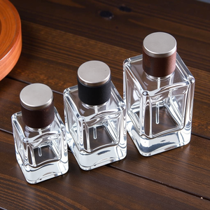 Flacone di Profumo in Vetro Quadrato Portatile Solent Custom 15ml 30ml 50ml 100ml con Fondo Pesante, Spruzzatore di Lusso e Coperchio Rotondo Ricaricabile - Product Image 1