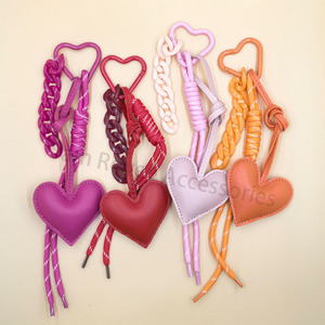 Đa-Màu Sắc PU Da Nhồi Bông Trái Tim Pendent Tình Yêu Hình Dạng Với Acrylic Chuỗi Và Nylon Dây Carabiner Thời Trang Mặt Dây Chuyền Túi Quyến Rũ - Product Image 5