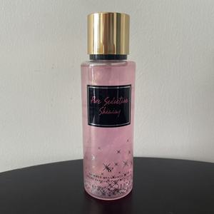 Bruma Corporal Perfumada con Aroma Floral y Frutal <span class=keywords><strong>Bare</strong></span> <span class=keywords><strong>Vanilla</strong></span> Love Spell de 250 ml, Perfume en Cofre, Spray Corporal para Mujer - Product Image 5