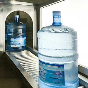 Ligne de production automatique de bouteilles et de fûts d'eau pure de 5 gallons, contrôlée par PLC, 450 BPH, pour les boissons - Product Image 1