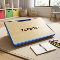 Plateau de bureau portable en imitation bois avec bord bleu et fente encastrée pour crayons, idéal pour l'école des enfants et l'utilisation à domicile