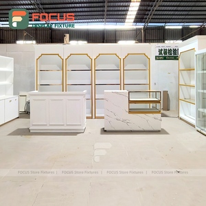 Meubles de présentation pour magasin de détail moderne, armoire murale en laque blanche, comptoir en marbre, accessoire de présentation avec accents dorés - Product Image 5