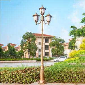 Poste <span class=keywords><strong>de</strong></span> lámpara <span class=keywords><strong>de</strong></span> carretera para exteriores con paisaje <span class=keywords><strong>de</strong></span> estilo europeo <span class=keywords><strong>de</strong></span> 2 cabezas, luces Led IP55, Control remoto impermeable, alimentación <span class=keywords><strong>de</strong></span> CA para decoración <span class=keywords><strong>de</strong></span> jardín - Product Image 4