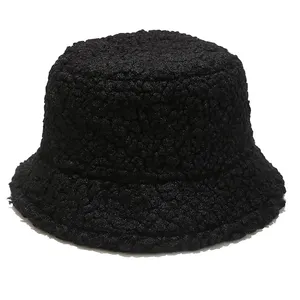 قبعات دافئة شتوية سوداء من الفرو الصناعي Fuzzy شعار مخصص