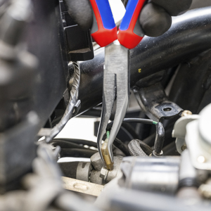 คีมจับชิ้นงาน Knipex ขนาด 6 นิ้ว ผลิตจากเหล็กโครเมียมวาเนเดียม ปากเรียบ เกรดอุตสาหกรรม หน่วยวัดแบบอิมพีเรียล - Product Image 1