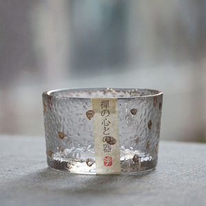 Mini taza de té de cristal grueso, estilo Zen japonés, pequeño accesorio de cristal para juego de té con puntos dorados, forma cilíndrica, sin tapa - Product Image 1