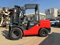Chariot élévateur diesel à combustion interne d'origine japonaise FD50 de 5 tonnes avec mât à trois étages disponible à la vente
