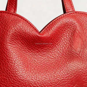 Sac fourre-tout en cuir personnalisé en forme de cœur avec longue bandoulière, sac fourre-tout pour femme, sac fourre-tout en cuir de grande taille en forme de cœur avec impression de logo - Product Image 6