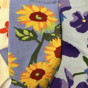 गर्म बिक्री फैशन कपास मोजे कस्टम रंगीन फूल पैटर्न कैक्टस सूरजमुखी वायलेट महिलाओं के लिए सुंदर क्रू मोजे - Product Image 2