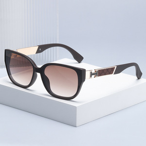 Lunettes de soleil Gucci pour femme, monture noire, verres PC, protection UV400, style tendance pour l'extérieur - Product Image 5