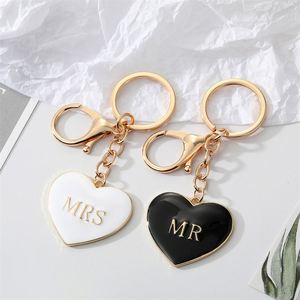 Llaveros de aleación ligeros para parejas, con dijes MR MRS, diseño circular sencillo, para bolso, regalos de San Valentín para amantes - Product Image 1