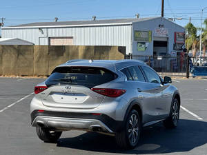 2017 QX30 AWD Luxury 4 ประตู ครอสโอเวอร์ เบาะหนัง กล้องมองหลัง พวงมาลัยซ้าย ซันรูฟ ไฟหน้า LED 8 ถุงลมนิรภัย จอสัมผัส มือสอง - Product Image 6