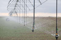 Machine d'irrigation par aspersion à pointeur circulaire autopropulsée, équipement d'irrigation intelligent à grande échelle pour économiser l'eau pour les fermes
