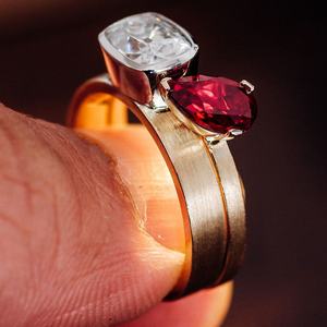 Anillo de Oro Macizo con Dos Piedras de Zafiro Cultivado en Laboratorio, Corte Pera, Rubí y OMC, Joyería de Lujo Personalizada para Boda - Product Image 4