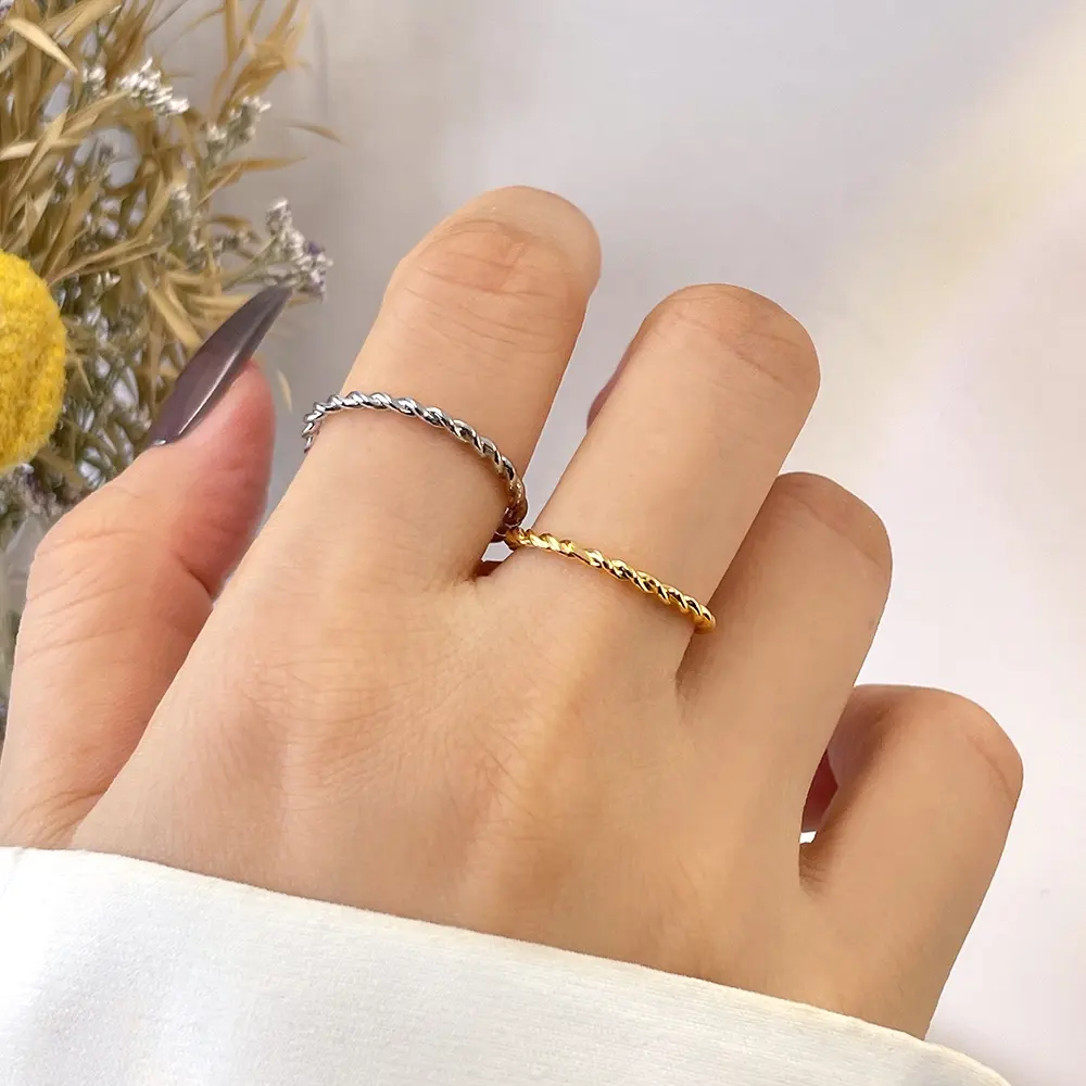 แหวนบิดเชือกชุบทองทองเหลืองปลอดนิกเกิลสำหรับผู้หญิงแหวนไม่ก่อให้เกิดอาการแพ้
