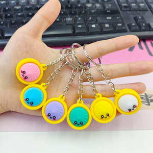 Vente en gros d'usine, porte-clés personnalisé mignon de dessin animé avec revêtement en silicone, matériau plastique, cadeau de fête tendance, OEM/ODM - Product Image 1