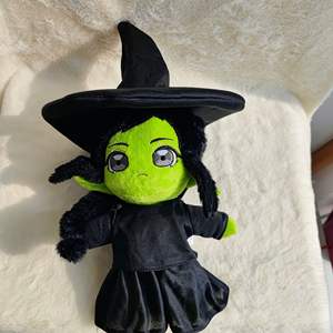 Peluche Personalizado con Logotipo <span class=keywords><strong>de</strong></span> Bruja Mágica, Muñeco <span class=keywords><strong>de</strong></span> Peluche Estilizado Mediano <span class=keywords><strong>de</strong></span> WICKED, Cojín <span class=keywords><strong>de</strong></span> Dibujos Animados, Regalo <span class=keywords><strong>de</strong></span> Halloween - Product Image 4