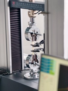 เครื่องทดสอบแรงดึงอิเล็กทรอนิกส์ 20kN ความแม่นยำ 0.5% ความละเอียดการเคลื่อนที่ 0.0005 มม. สำหรับการทดสอบการลอกเปลือกสายไฟและยาง - Product Image 3