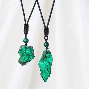 Venta al por mayor a granel Natural <span class=keywords><strong>de</strong></span> alta calidad <span class=keywords><strong>de</strong></span> cristal Irregular forma collar verde malaquita colgante decoración regalos - Product Image 1