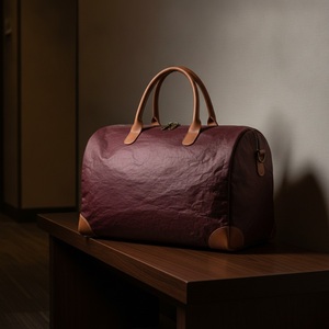 Sac de voyage de luxe Oxblood Tyvek décontracté avec garniture en cuir cognac, fermeture éclair en laiton antique, logo personnalisé - Product Image 3