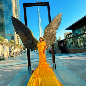 Nuevo Vestido Elegante Amarillo Vibrante con Diseño de Fondo Urbano Escénico, Vestido Largo de Satén Fluido Asimétrico Natural para Mujer B2B - Product Image 2