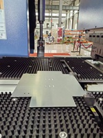 Centre de pliage de panneaux CNC entièrement automatique et flexible avec moteur pour le pliage de tôles en acier au carbone