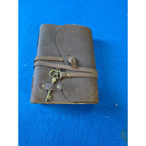 Nuevo cuaderno de cuero impreso de alta gama, encuadernado, con cubierta de cuero única, logotipo personalizado, papel ecológico y cierre con llavero. - Product Image 3