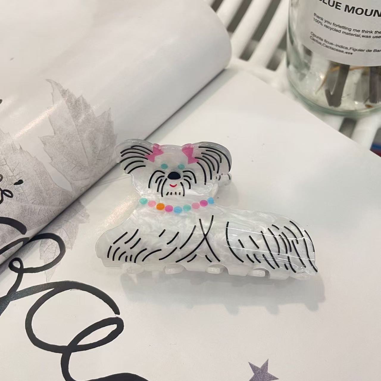 Forme de chien noire, 8 cm.