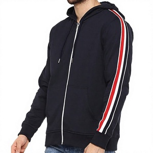 Sweat à capuche zippé premium noir avec bandes contrastantes rouge et blanc sur les manches, manches longues, style décontracté, sportswear, streetwear - Product Image 4