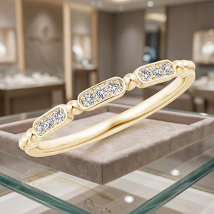 Bague de mariage de luxe en or 10K, 14K, 18K ou argent 925, 935 avec diamant de laboratoire taille ronde et grappe de trois pierres - Product Image 1