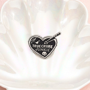 Europeo americano inglese "true CRIME junkie" inciso con lettere con collare animali modello amore stile Punk spilla anniversario - Product Image 2