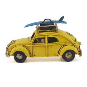 Modèle rétro miniature de <span class=keywords><strong>voiture</strong></span> ancienne artisanale jaune avec skateboard, accessoires créatifs pour la maison, ornements en fer, modèle métallique décoratif - Product Image 3
