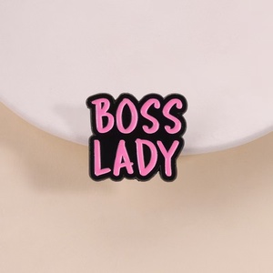 Spilla Distintiva in Lega di Zinco Smaltata di Alta Qualità, Rosa, con Design Cartone Animato 'Boss Lady' e Scritta 'Girl Power' per Femministe e Imprenditrici - Product Image 2