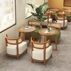 Fauteuil en cuir vert moderne, élégant et confortable avec dossier en rotin tressé et structure en bois pour salon - Product Image 4