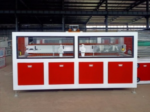 Ligne de production d'extrusion de panneaux muraux et de plafonds en <span class=keywords><strong>profil</strong></span>és <span class=keywords><strong>PVC</strong></span> personnalisés, extrudeuses de plastique <span class=keywords><strong>pour</strong></span> panneaux extérieurs à double vis conique - Product Image 3