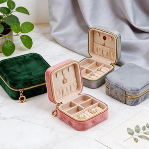 Estuche de Joyería de Terciopelo de Lujo Ligero, Mini Estuche de Viaje Portátil para Aretes, Anillos y Collares, Organizador de Almacenamiento Compacto - Product Image 4