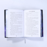 Impression de livres reliés personnalisés : Roman science-fiction haut de gamme avec bords pulvérisés, estampage à chaud argenté et jaquette