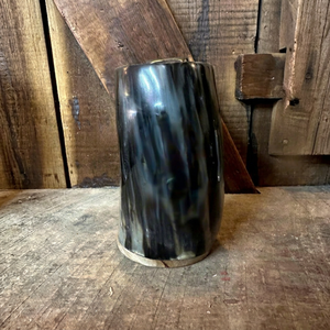 Taza de cuerno de búfalo hecha a mano, forma natural, tallada con temática animal, arte coleccionable, artesanía buraq - Product Image 1