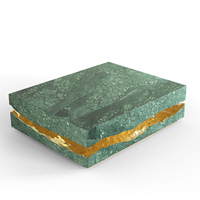 Table basse moderne élégante et luxueuse en laiton poli et marbre vert de qualité supérieure