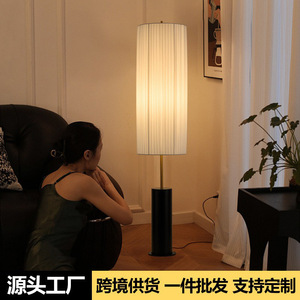 La Lámpara de Pie Retro en el Salón da una Sensación de Lujo. Dormitorio, Hay una Casa de Huéspedes de Estilo Zen Japonés - Product Image 1